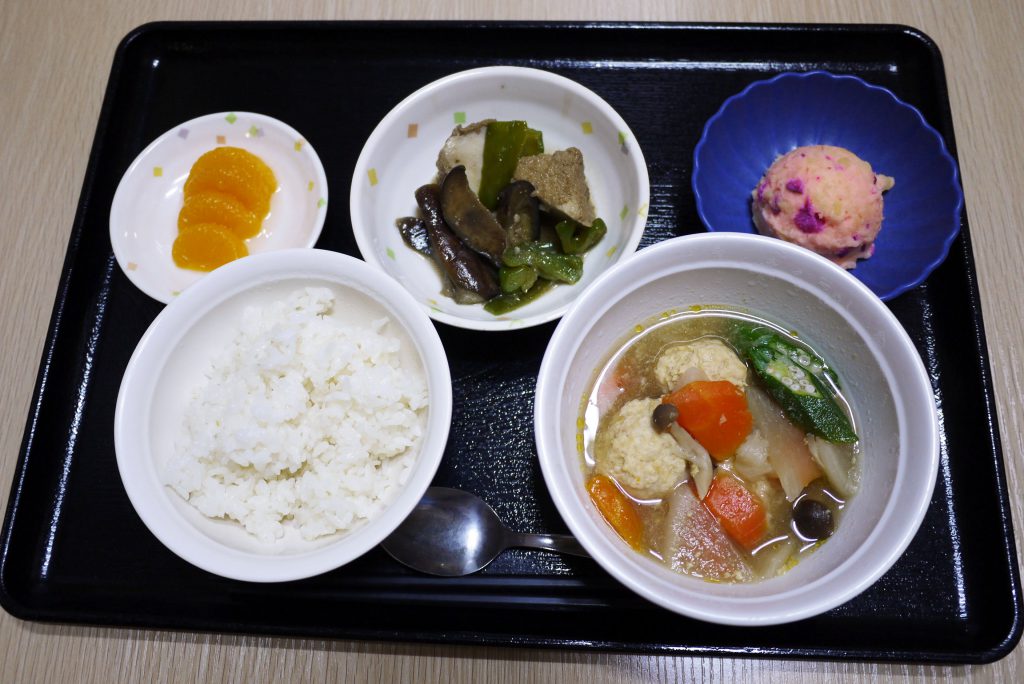 きょうのお昼ごはんは、肉団子と野菜のスープ煮、しば漬けポテト、煮物、果物でした。