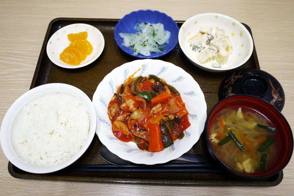 きょうのお昼ごはんは、鶏肉のトマト煮、甘ずっぱおさつサラダ、浅漬け、みそ汁、果物でした。