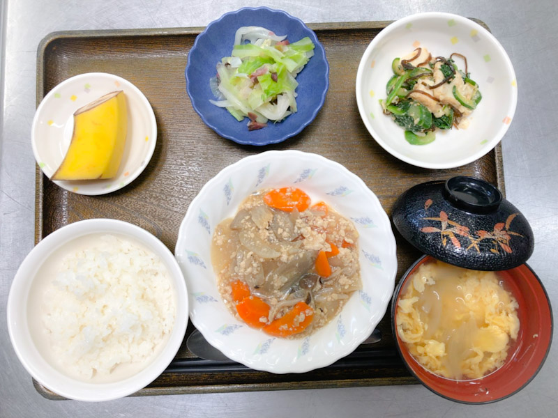 今日のお昼ごはんは、根菜のそぼろ煮、厚揚げ和え、浅漬け、みそ汁、果物でした。
