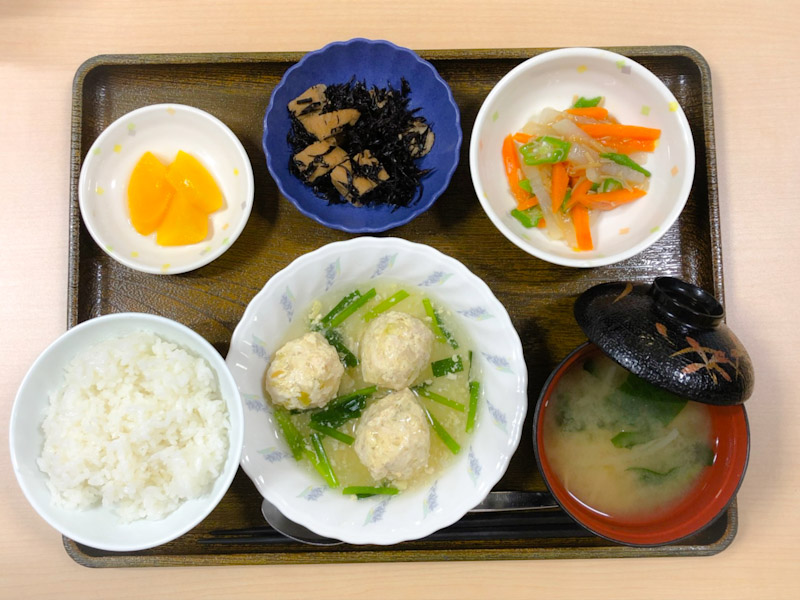 きょうのお昼ごはんは、鶏キャベツだんご、なめたけ和え、含め煮、みそ汁、くだものでした。