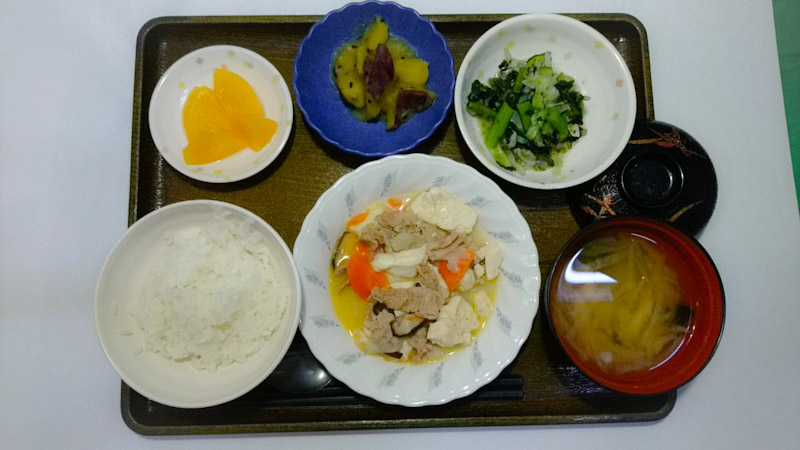 今日のお昼ご飯は、 肉豆腐、焼きのり和え、大学芋煮、みそ汁、くだものでした。