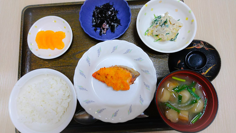 今日のお昼ご飯は 焼き魚、白和え、ひじきの酢味噌和え、みそ汁、くだものでした