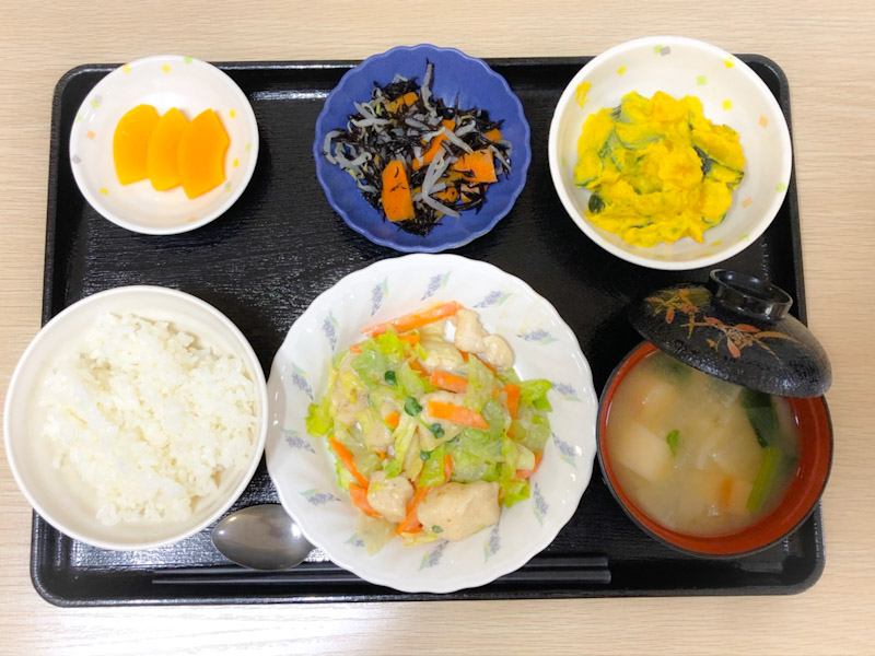 今日のお昼ごはんは、鳥ささみの湯引き、かぼちゃサラダ、ひじき和え、みそ汁、果物でした。