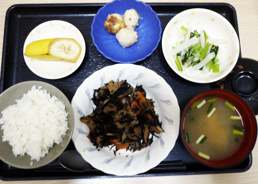きょうのお昼ごはんは、磯炒め、小松菜のナムル、里芋のおかかポン酢和え、みそ汁、果物でした。