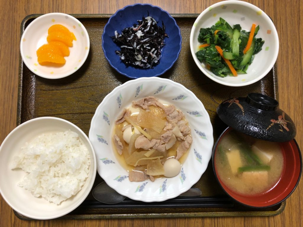 今日のお昼ごはんは、豚肉と大根のこってり煮、わさび和え、ひじきの酢の物、みそ汁、果物した。