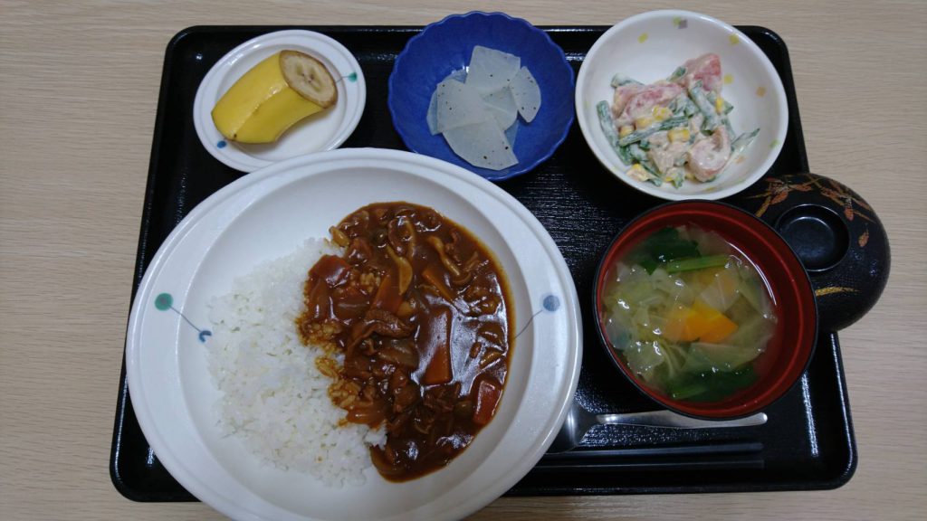 今日のお昼ご飯は ハヤシライス  夏野菜サラダ レモン大根 みそ汁 くだものです