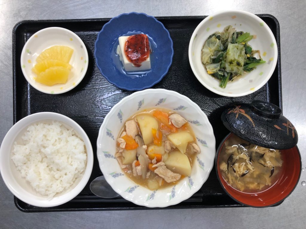 今日のお昼ごはんは、吉野煮、焼きのり和え、梅香味奴、みそ汁、果物でした。