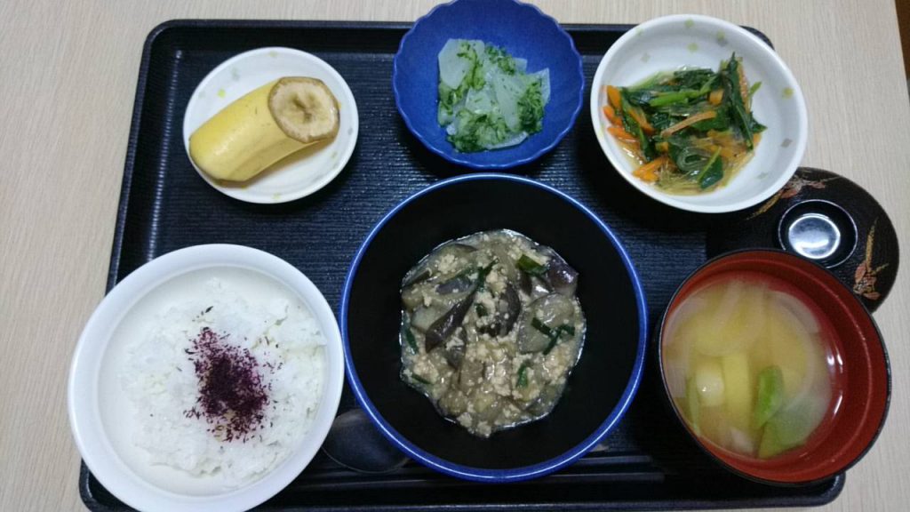 今日のお昼ご飯は なすの鶏みそあん、和え物、おろしきゅうり和え、みそ汁、くだものでした。