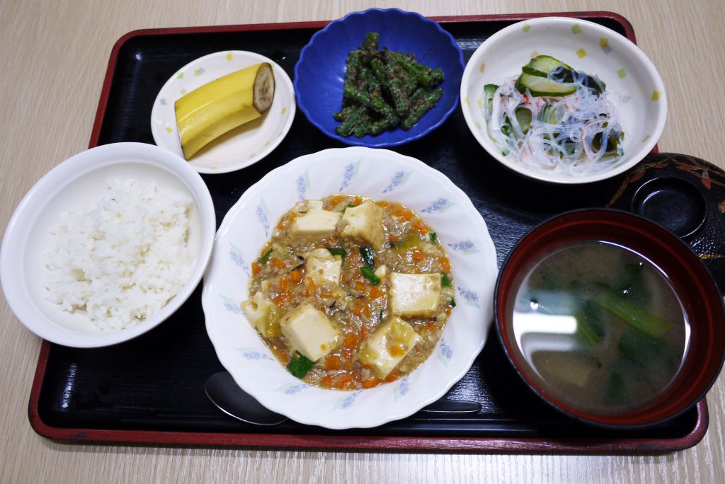 きょうのお昼ごはんは、家常豆腐、春雨の酢の物、ごま和え、みそ汁、果物でした。