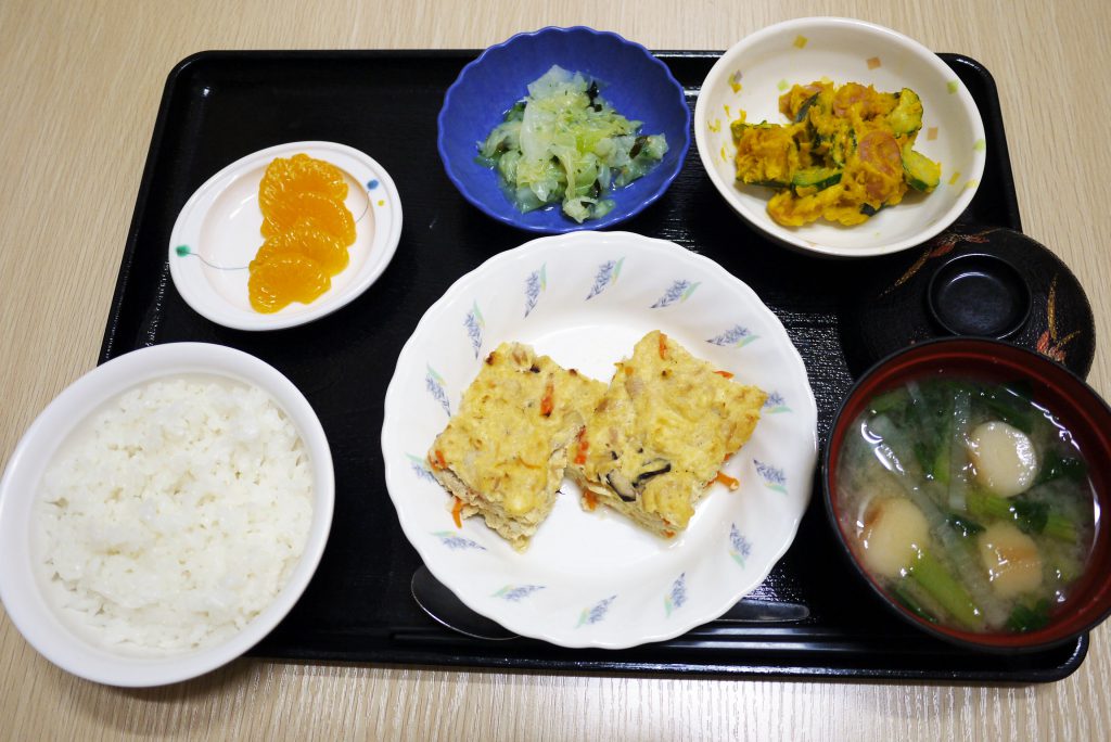 きょうのお昼ごはんは、ツナハンバーグ、かぼちゃサラダ、浅漬け、みそ汁、果物でした。