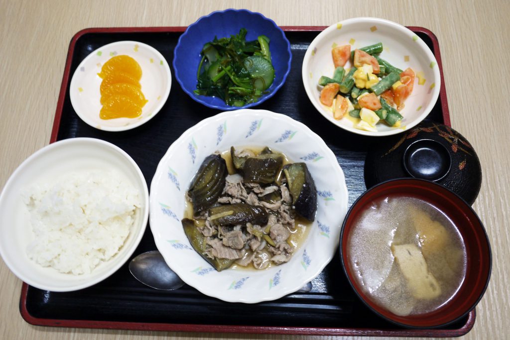 きょうのお昼ごはんは、なすと豚肉の生姜煮、青菜和え、卵サラダ、みそ汁、果物でした。