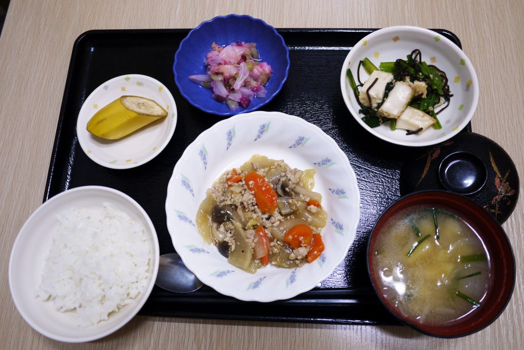 きょうのお昼ごはんは、根菜のそぼろ煮、厚揚げ和え、浅漬け、みそ汁、果物でした。