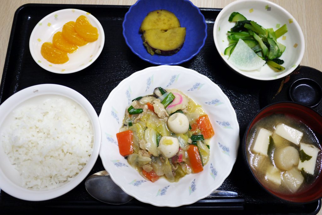 きょうのお昼ごはんは、八宝菜、生姜和え、さつま芋煮、みそ汁、果物でした。