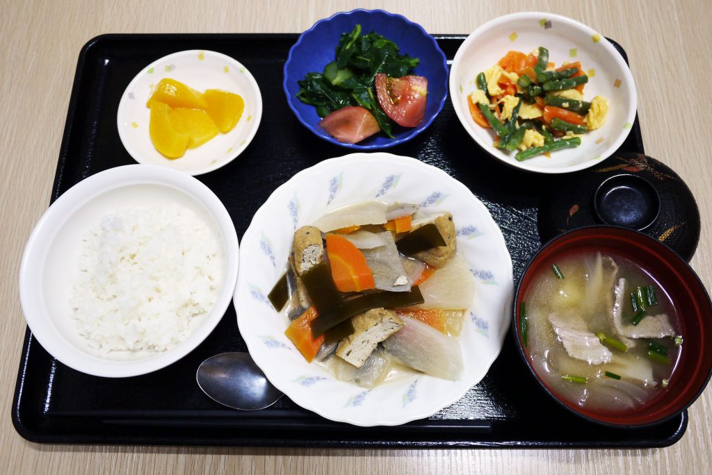 きょうのお昼ごはんは、がんもと根菜の含め煮、サラダ、和え物、豚汁、果物でした。