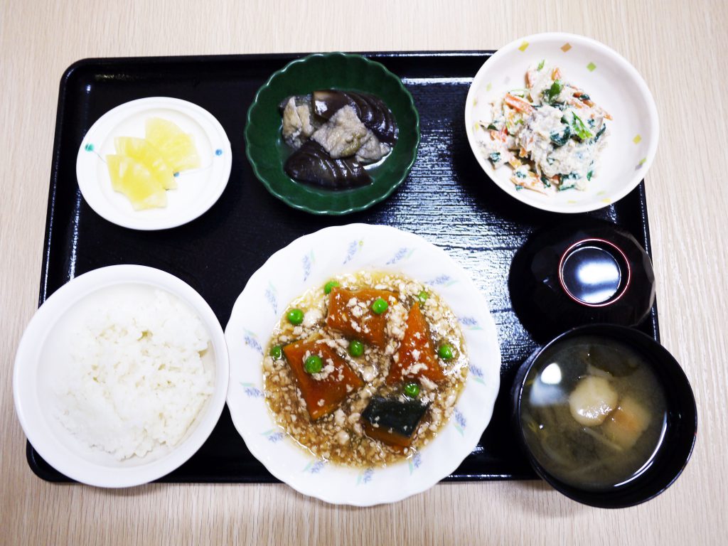 きょうのお昼ごはんは、かぼちゃのそぼろあん、白和え　含め煮、みそ汁、果物でした。