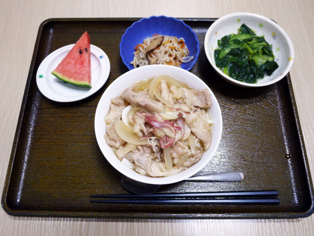 きょうのお昼ごはんは、あったかい肉うどん、つるつる和え、大根なます、果物でした。