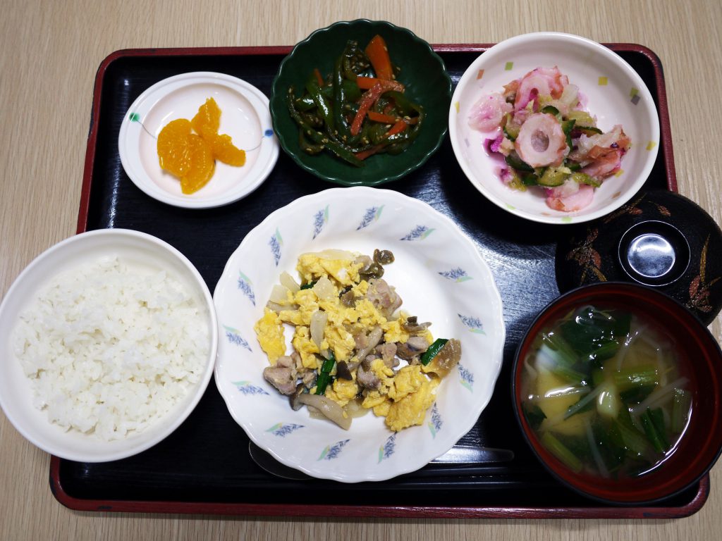 きょうのお昼ごはんは、鶏肉のザーサイ卵炒め、しば漬けおろし、ピーマンきんぴら、みそ汁、くだものでした。