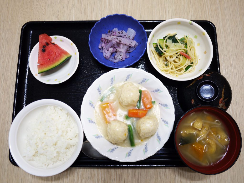 きょうのお昼ごはんは、肉団子のクリーム煮、サラスパサラダ、ゆかり大根、みそ汁、果物でした。