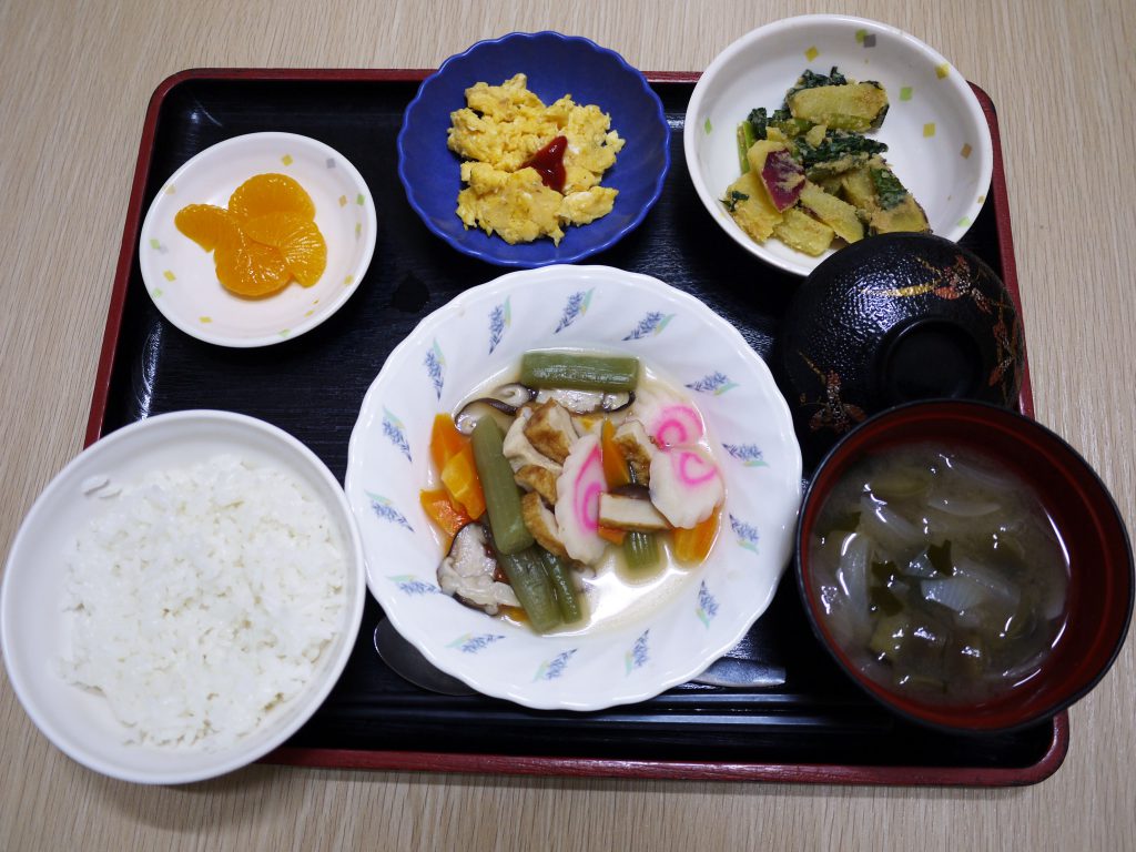 きょうのお昼ごはんは、炊き合わせ、酢みそ和え、炒り卵、みそ汁　果物でした。