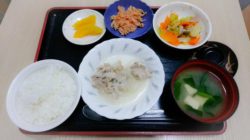 今日のお昼ごはんは、鶏肉のレモン蒸し、トマトマカロニ、コンソメソティー、みそ汁、果物でした。