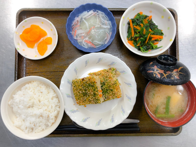 今日のお昼ごはんは、松風焼き、わかめ和え、冬瓜のくずあん、みそ汁、果物でした。