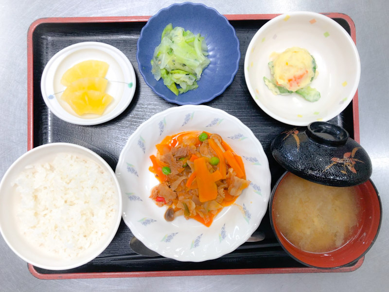 今日のお昼ごはんは、ポークチャップ、ポテトサラダ、和え物、みそ汁、果物でした。