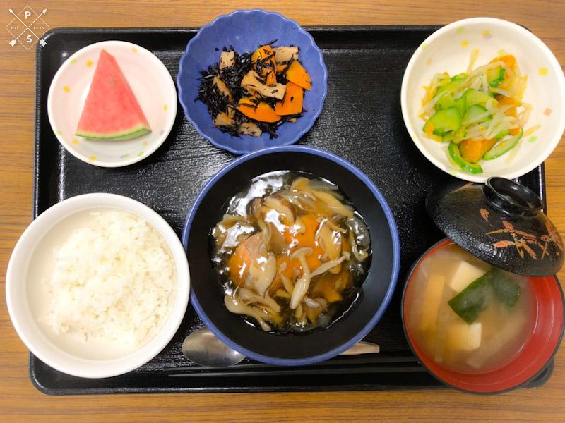 今日のお昼ごはんは、蒸し鮭のきのこソース、かぼちゃのナムル、ひじき和え、みそ汁、果物でした。