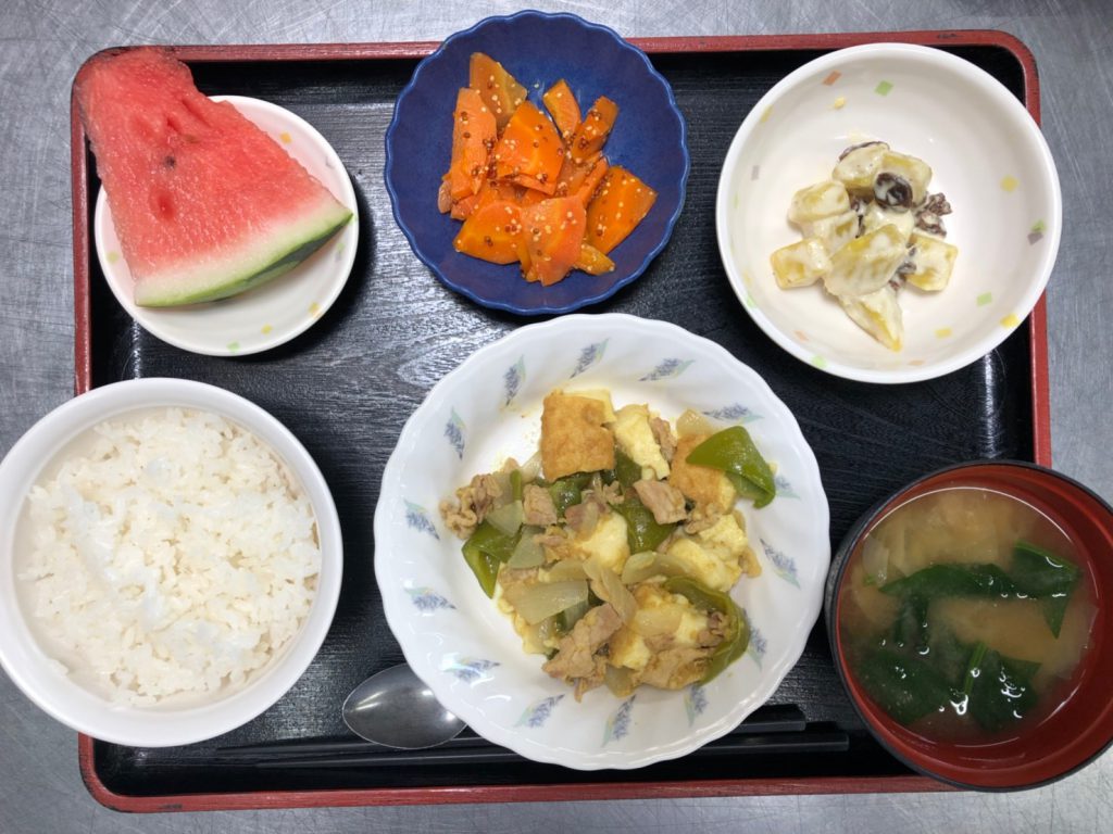 今日のお昼ごはんは、厚揚げとピーマンのカレー炒め、甘ずっぱおさつサラダ、粒マスタード和え、みそ汁、果物でした。