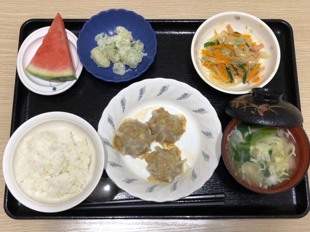 今日のお昼ごはんは、シューマイ、春雨の中華炒め、のり塩ポテト、みそ汁、果物でした。