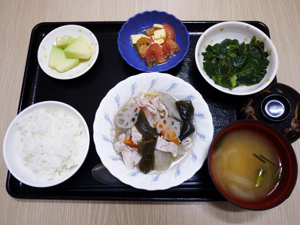 きょうのお昼ごはんは、和風ポトフ、青菜和え、トマトとチーズのごま和え、みそ汁、果物でした。