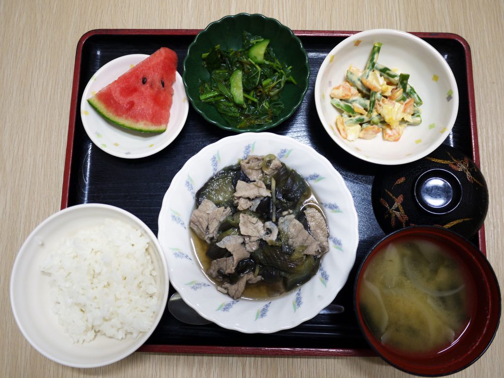 今日のお昼ごはんは、なすと豚肉の生姜煮、和え物、ゆで卵サラダ、みそ汁、果物でした。