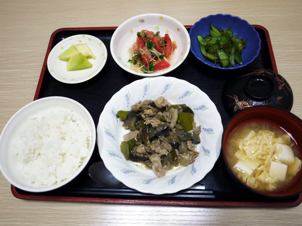 きょうのお昼ごはんは、なすと豚肉の鍋しぎ、トマトとみょうがのサラダ、めかぶ和え、みそ汁、果物でした。