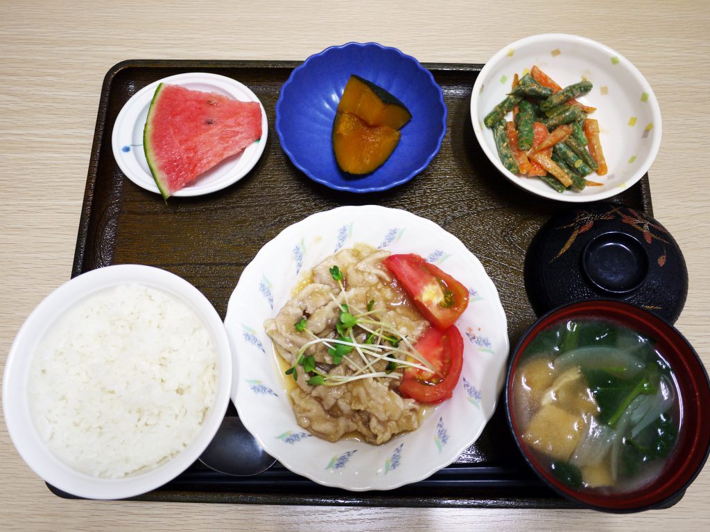 きょうのお昼ごはんは、豚肉のポン酢がけ、ごま和え、かぼちゃ煮、みそ汁、果物でした。