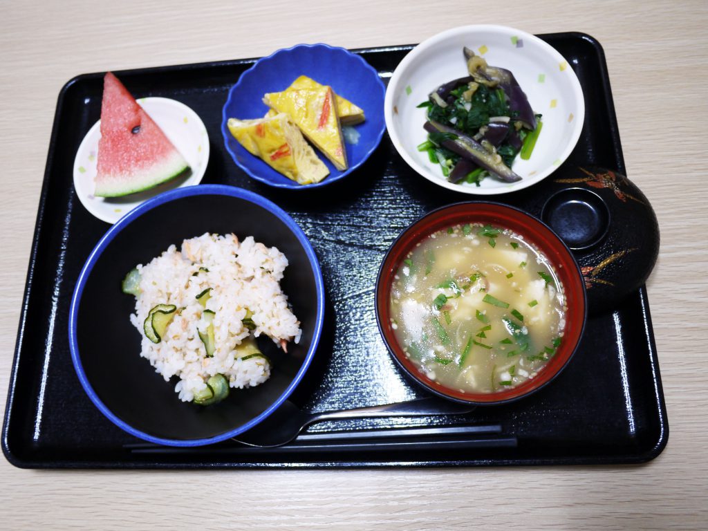 今日のお昼ごはんは、鮭ときゅうりの混ぜずし、卵焼き、薬味和え、豆腐の冷汁、果物でした。