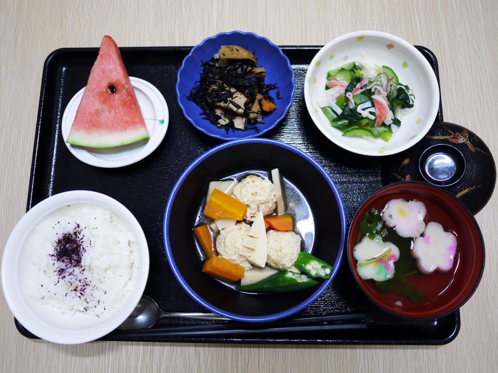 きょうのお昼ごはんは、つくね煮、ところ天和え、含め煮、お吸い物、果物でした。