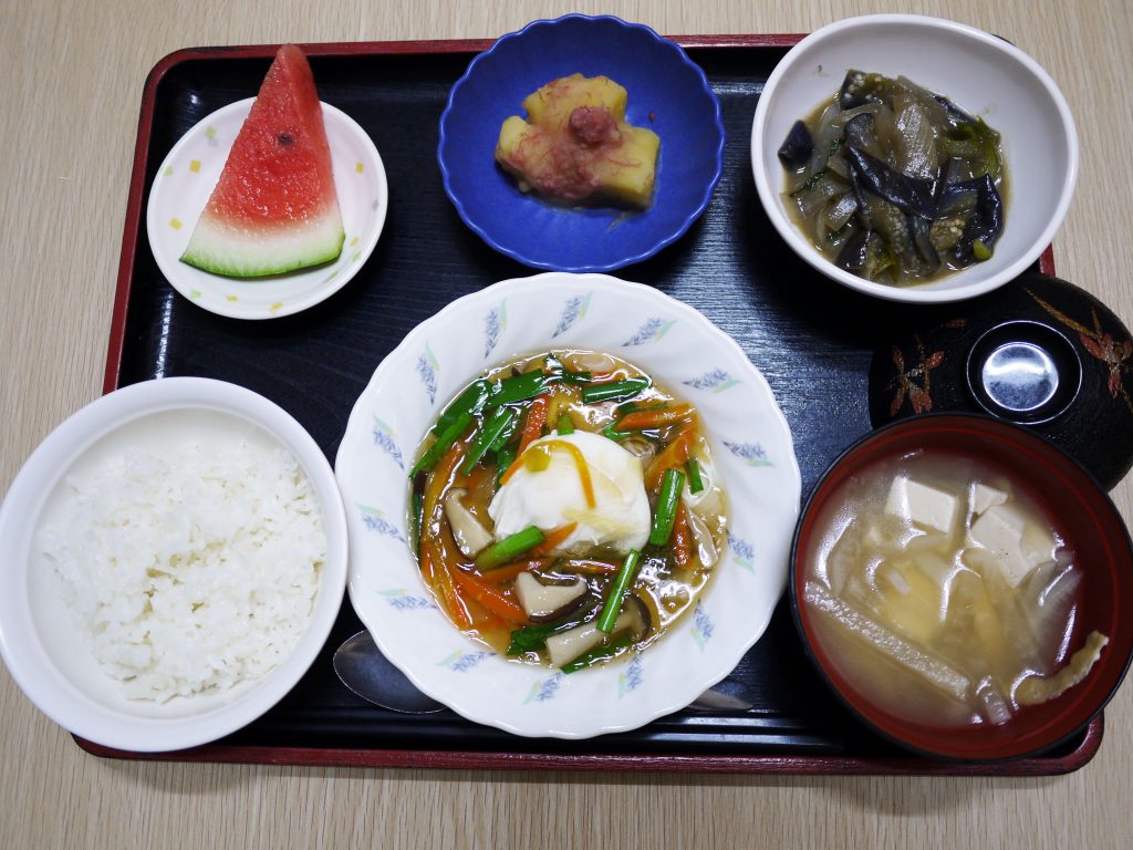 今日のお昼ごはんは、落とし卵の野菜あんかけ、なべしぎ、じゃがコンビーフ、みそ汁、果物でした。