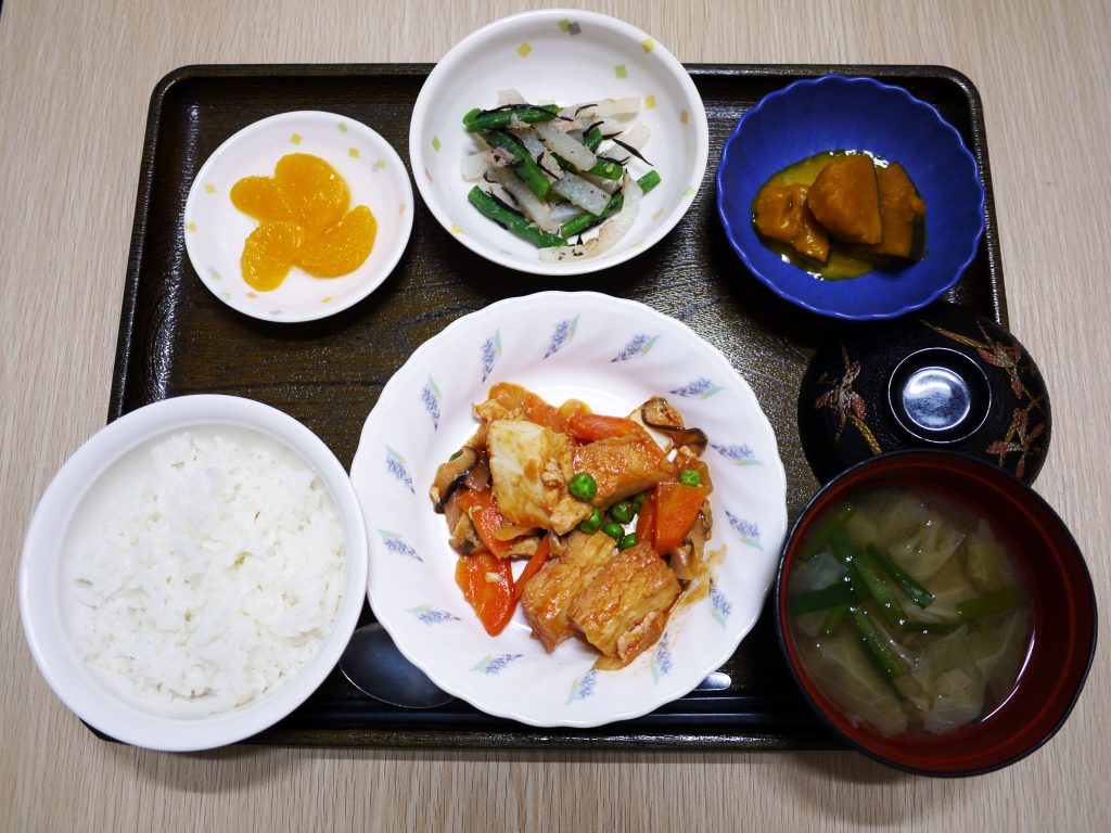 きょうのお昼ごはんは、鶏肉と厚揚げのｹﾁｬｯﾌﾟ炒め、和え物、かぼちゃミルク煮、みそ汁、果物でした。