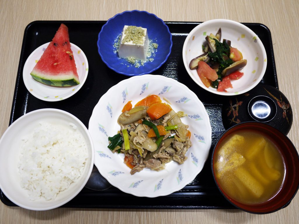 きょうのお昼ごはんは、豚肉と根菜の炒め煮、和え物、しそチーズ奴、みそ汁、果物でした。