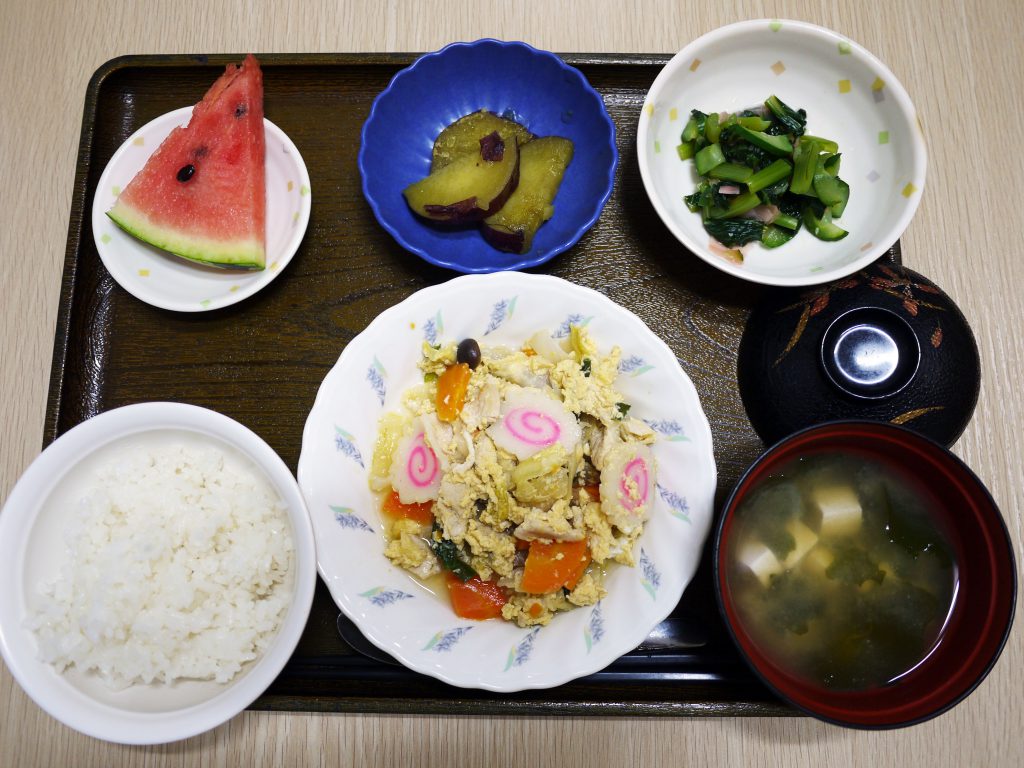 きょうのお昼ごはん、親子煮、甘酢和え、大学芋煮、みそ汁、果物でした。