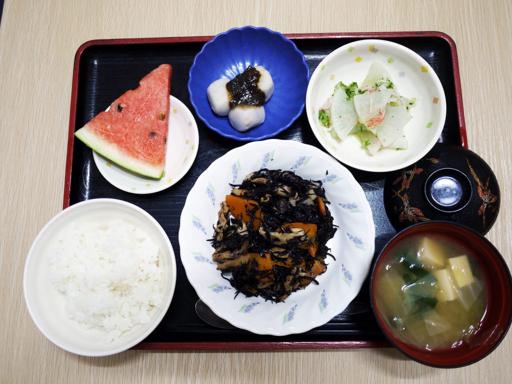 きょうのお昼ごはんは、磯炒め、里芋のみそだれ、おろしきゅうり和え、みそ汁、果物でした。