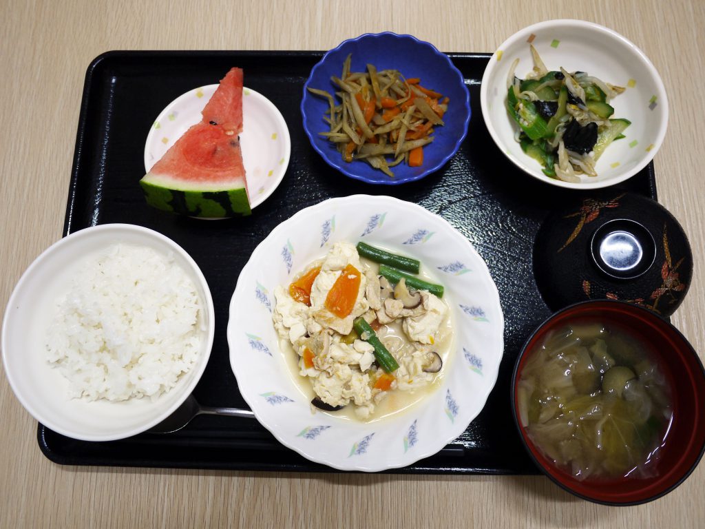 きのうのお昼ごはんは、炒り豆腐、焼きのり和え、きんぴら、みそ汁、果物でした。