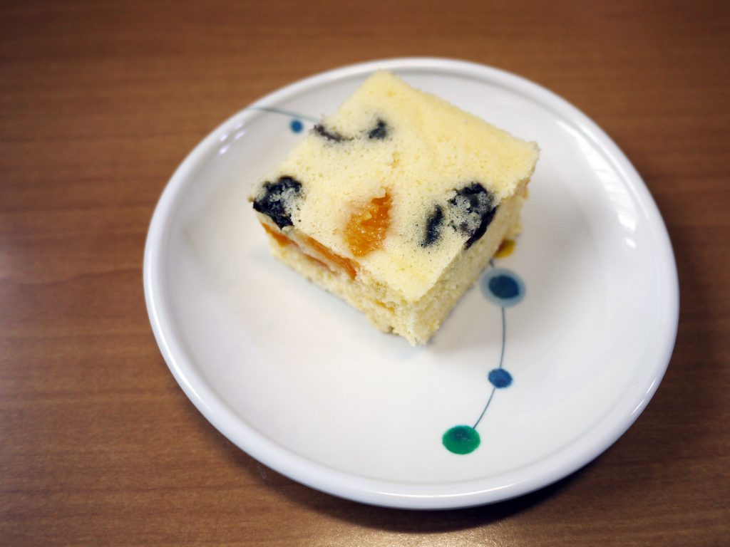 きのうのおやつは、蒸しケーキでした。