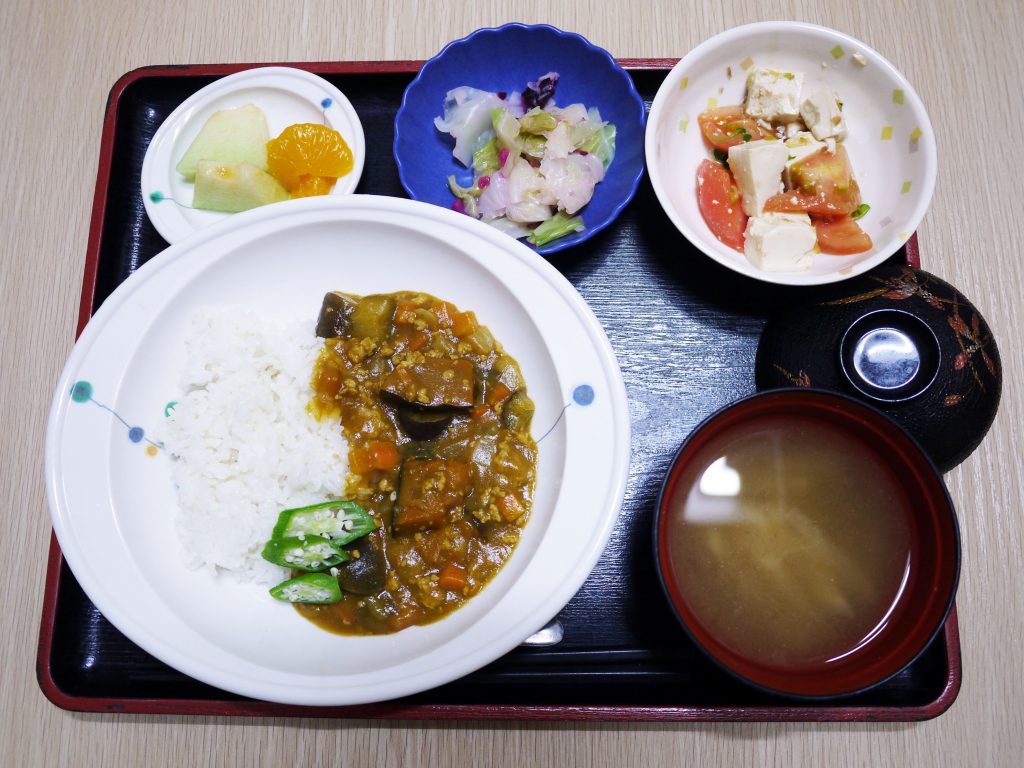 きょうのお昼ごはんは、夏野菜カレー、豆腐サラダ、浅漬け、みそ汁、果物でした。