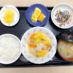 今日のお昼ごはんは、鶏肉のあっさり煮、みそマヨ和え、はんぺんのピカタ、みそ汁、果物でした。