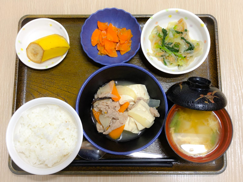 今日のお昼ごはんは、肉豆腐、なめたけ和え、人参のカレーマリネ、みそ汁、果物でした。