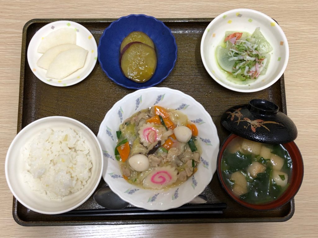 今日のお昼ごはんは、八宝菜、おろしきゅうり和え、さつまいもの甘辛煮、みそ汁、果物でした。