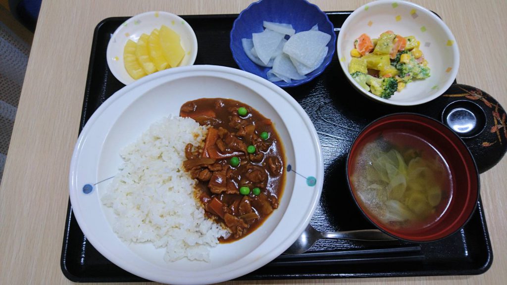 今日のお昼ご飯は ハヤシライス、サラダ、レモン大根、みそ汁、くだものでした