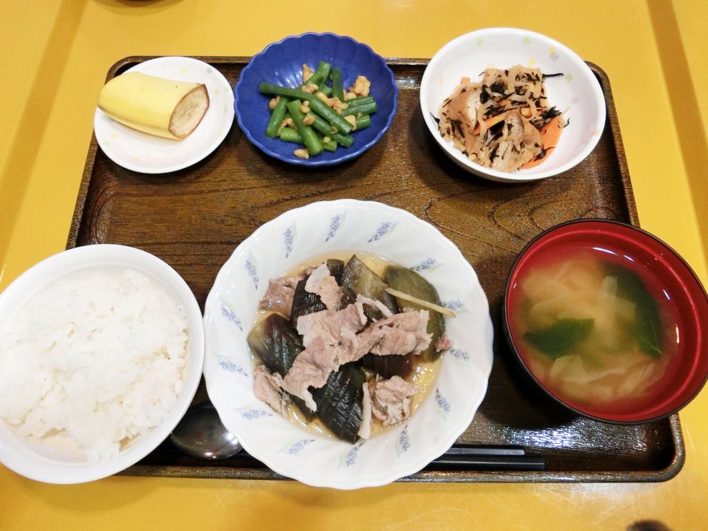 きのうのお昼ごはんは、なすと豚肉の生姜煮・炒め煮・いんげんの天かす和え・みそ汁・くだものでした。