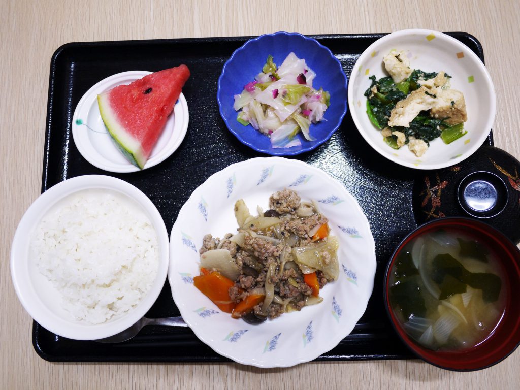 きょうのお昼ごはんは、根菜のそぼろ煮・絹あげあえ・浅漬け・みそ汁・くだものでした。