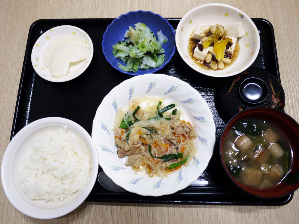 きょうのお昼ごはんは、豚肉と春雨の中華煮、豆豆サラダ、浅漬け、みそ汁、くだものでした。